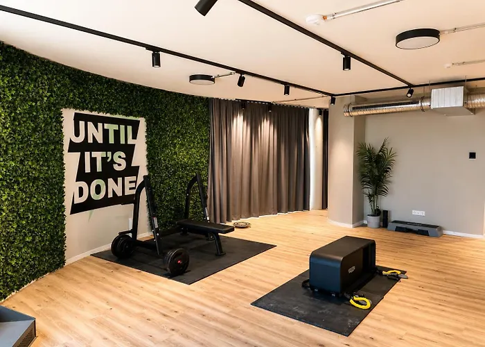 Skyview, Expo Fair, Airport, Gym, Rooftop! Apartment
